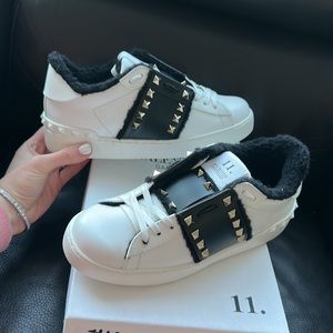 VALENTINO FUR SNEAKER BLACK WHITE CUTE